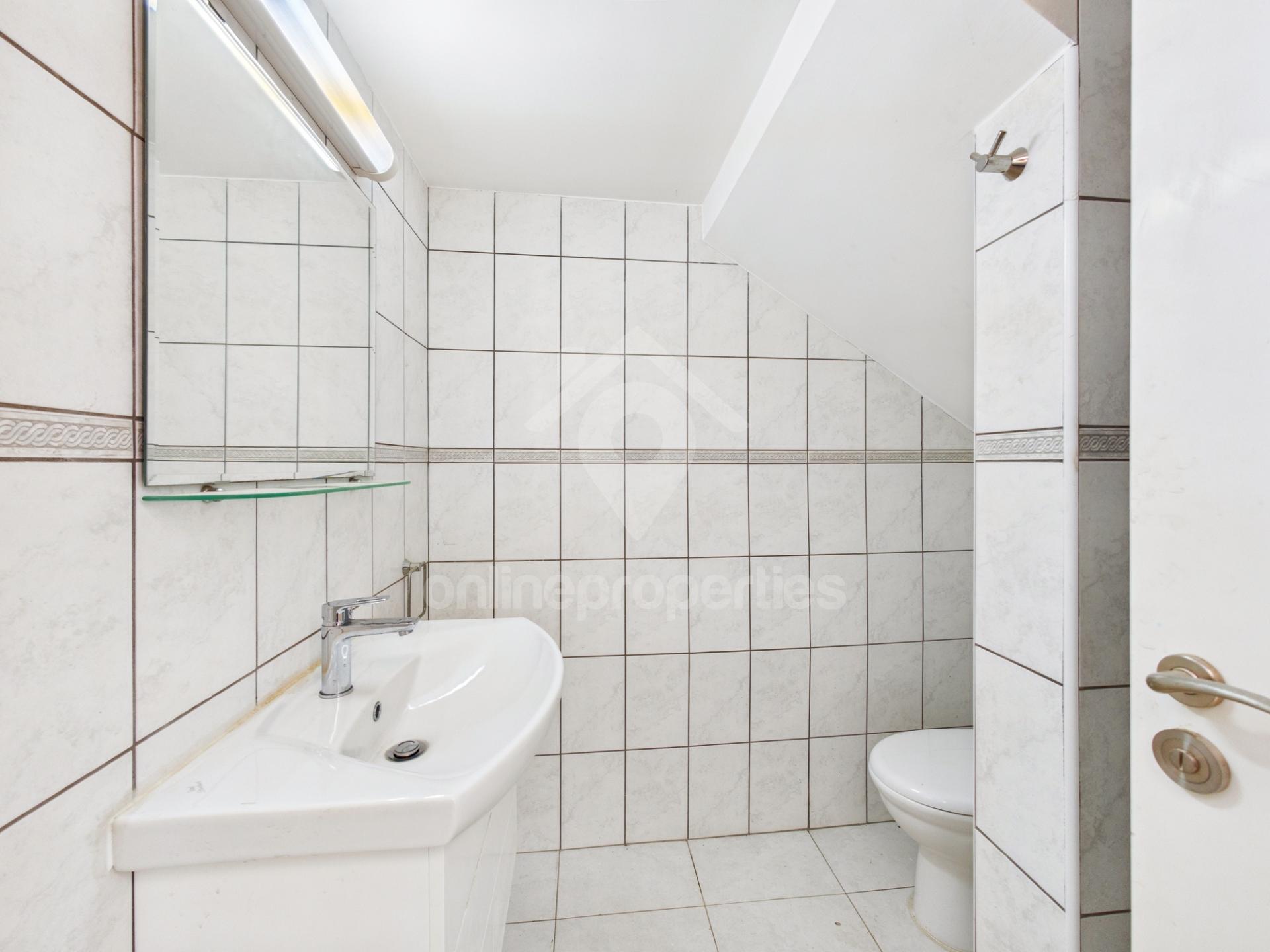 To change image, hover mouse over thumbnails below