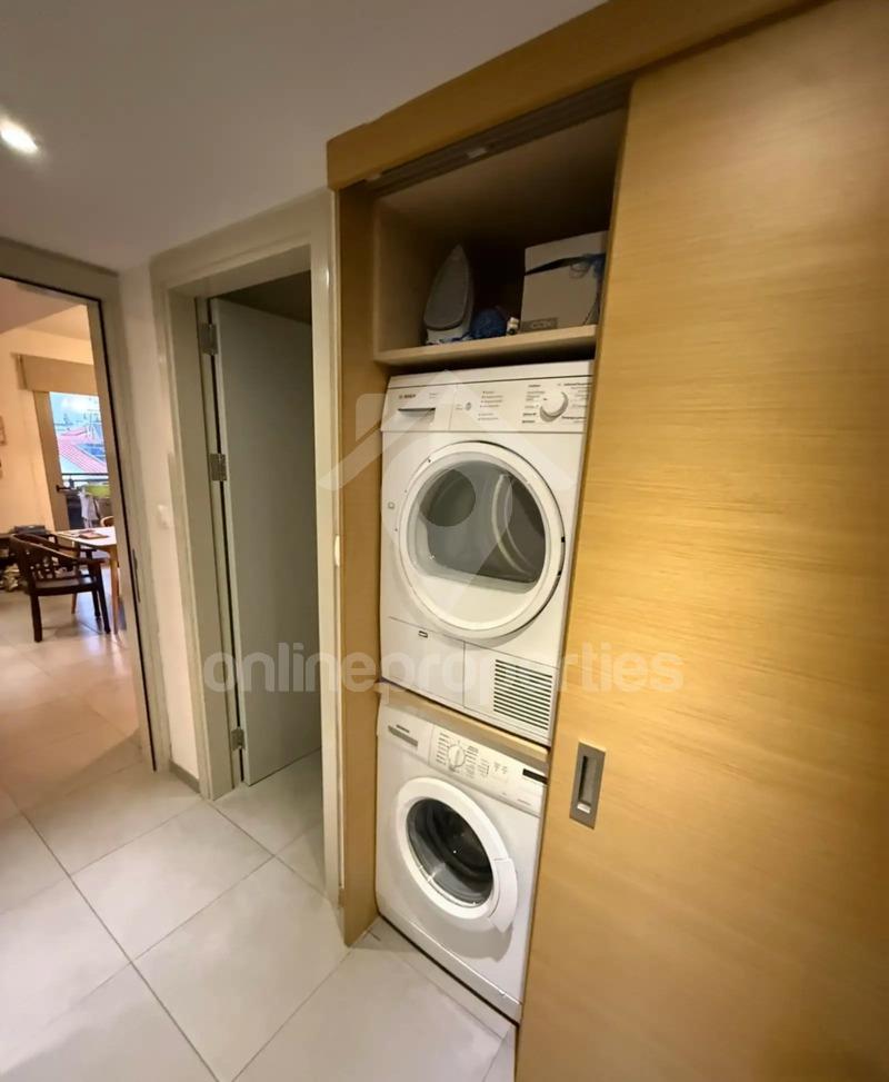 To change image, hover mouse over thumbnails below