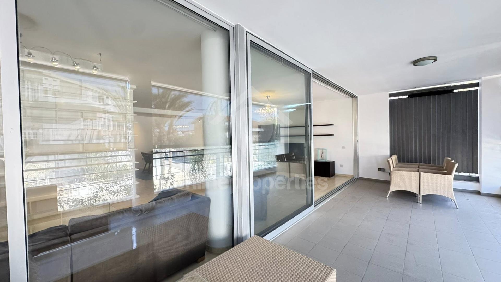 To change image, hover mouse over thumbnails below