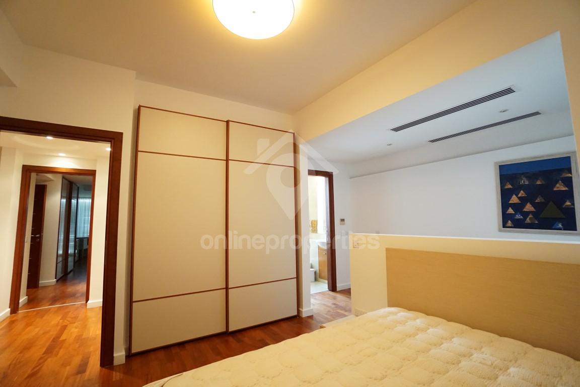 To change image, hover mouse over thumbnails below