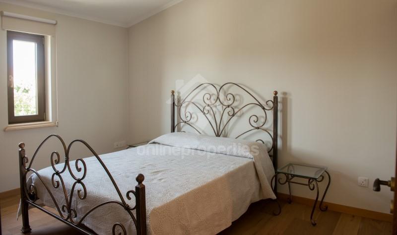 To change image, hover mouse over thumbnails below