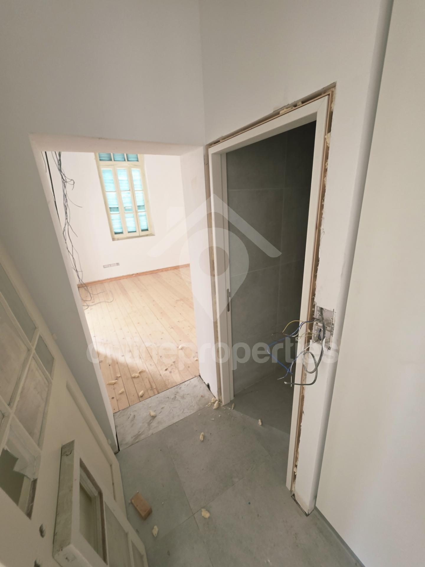 To change image, hover mouse over thumbnails below