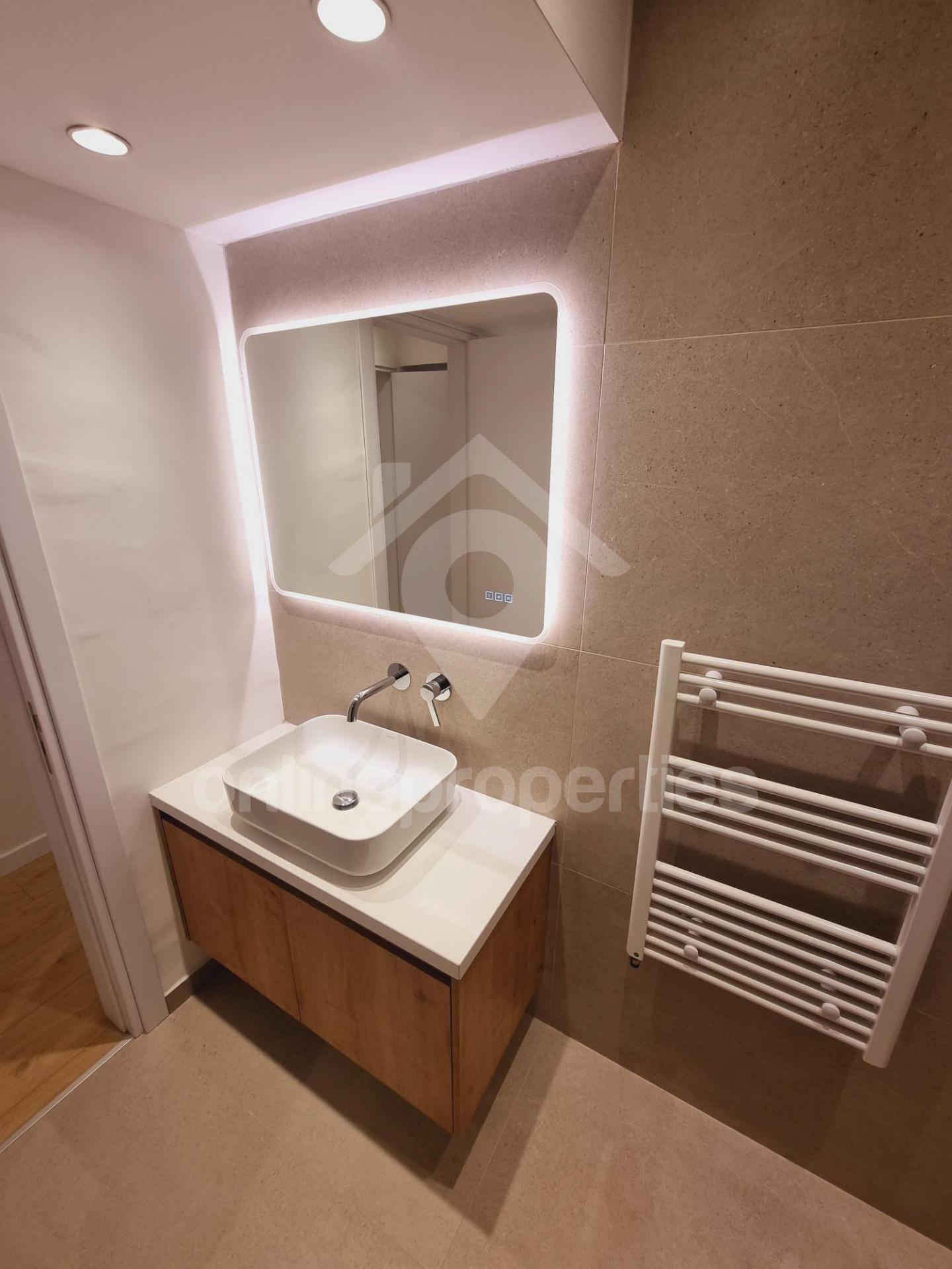 To change image, hover mouse over thumbnails below