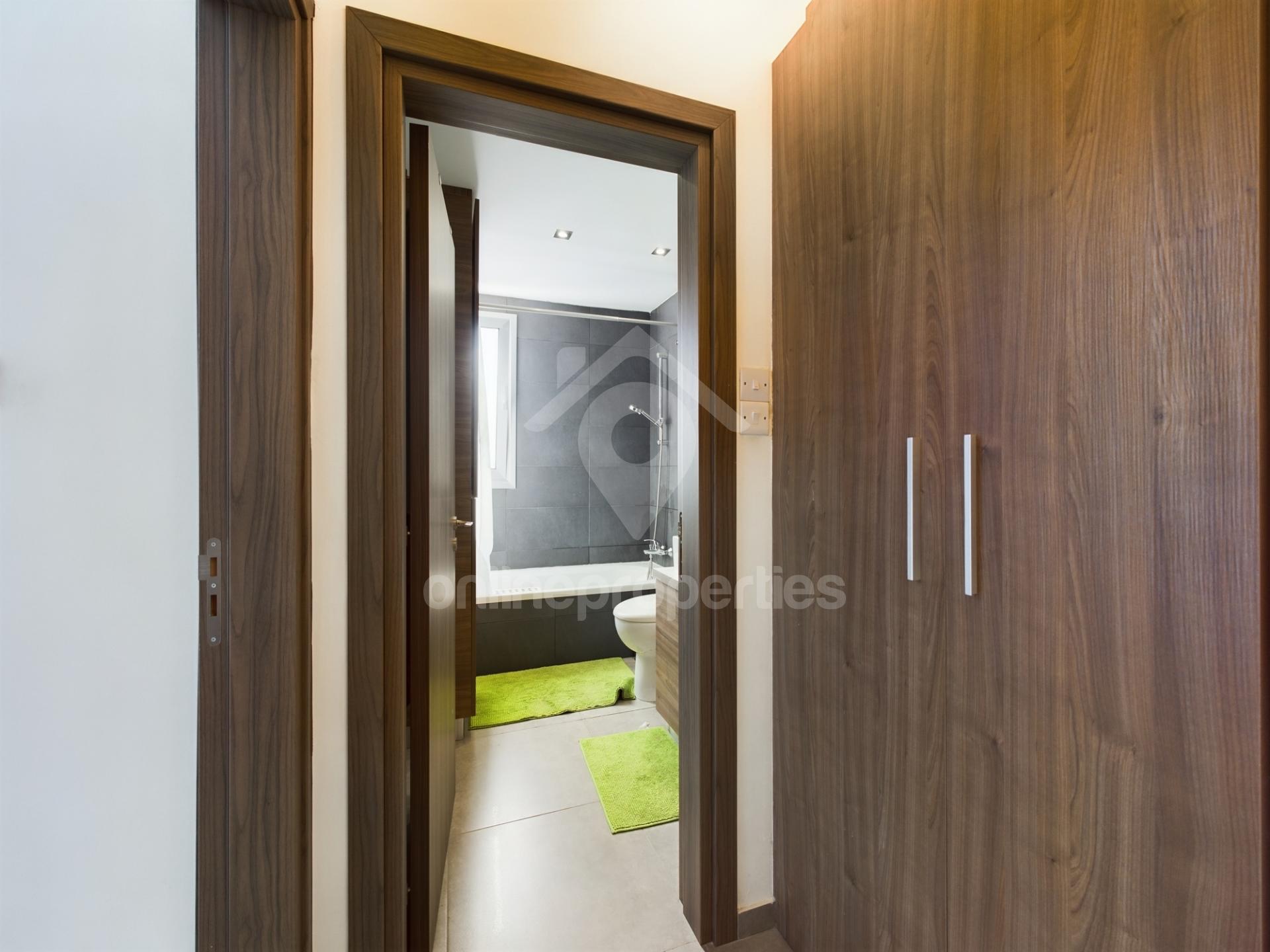 To change image, hover mouse over thumbnails below