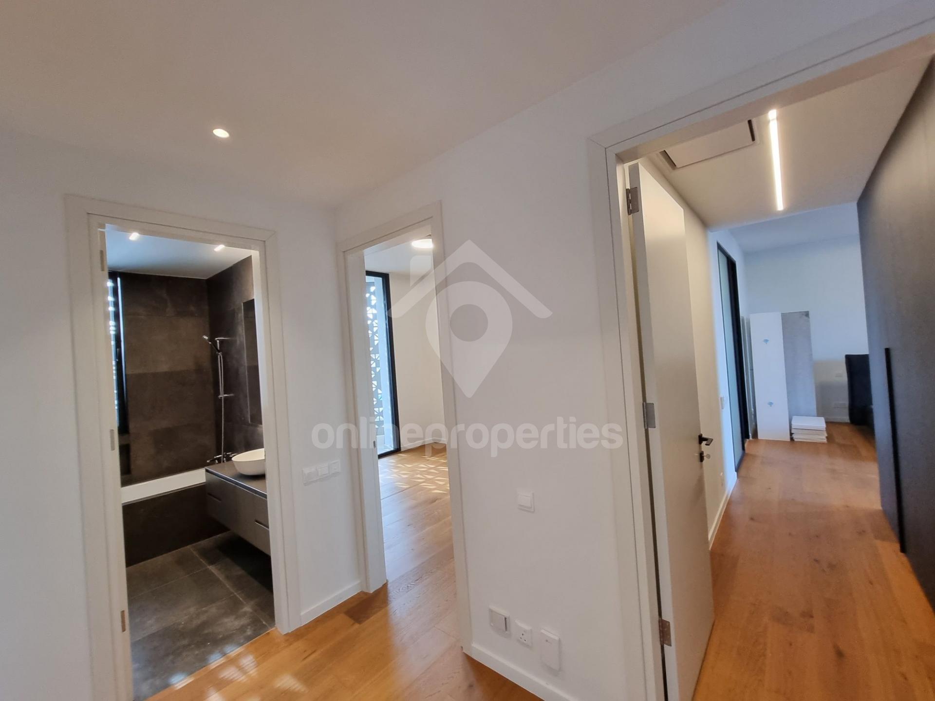 To change image, hover mouse over thumbnails below