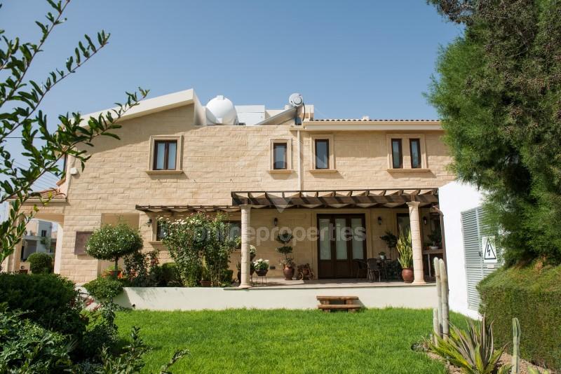 To change image, hover mouse over thumbnails below