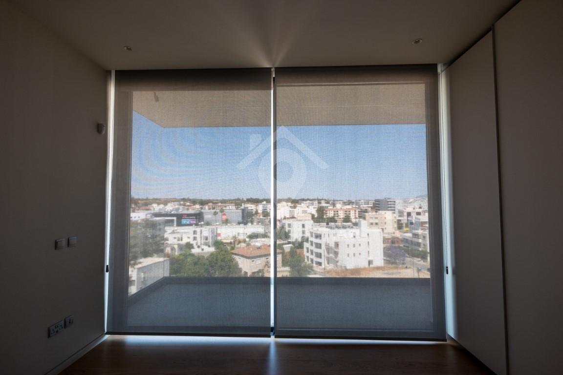 To change image, hover mouse over thumbnails below