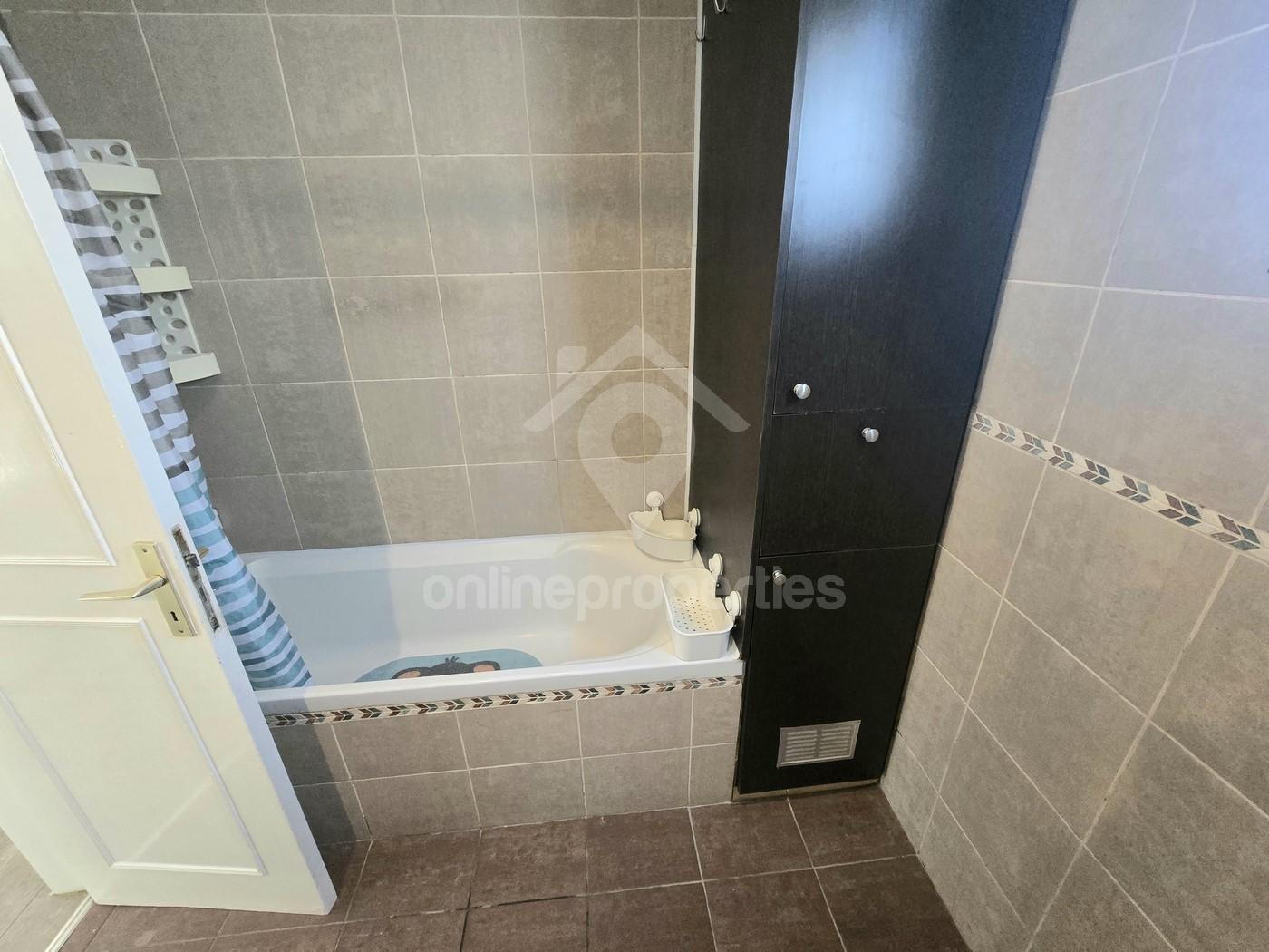 To change image, hover mouse over thumbnails below