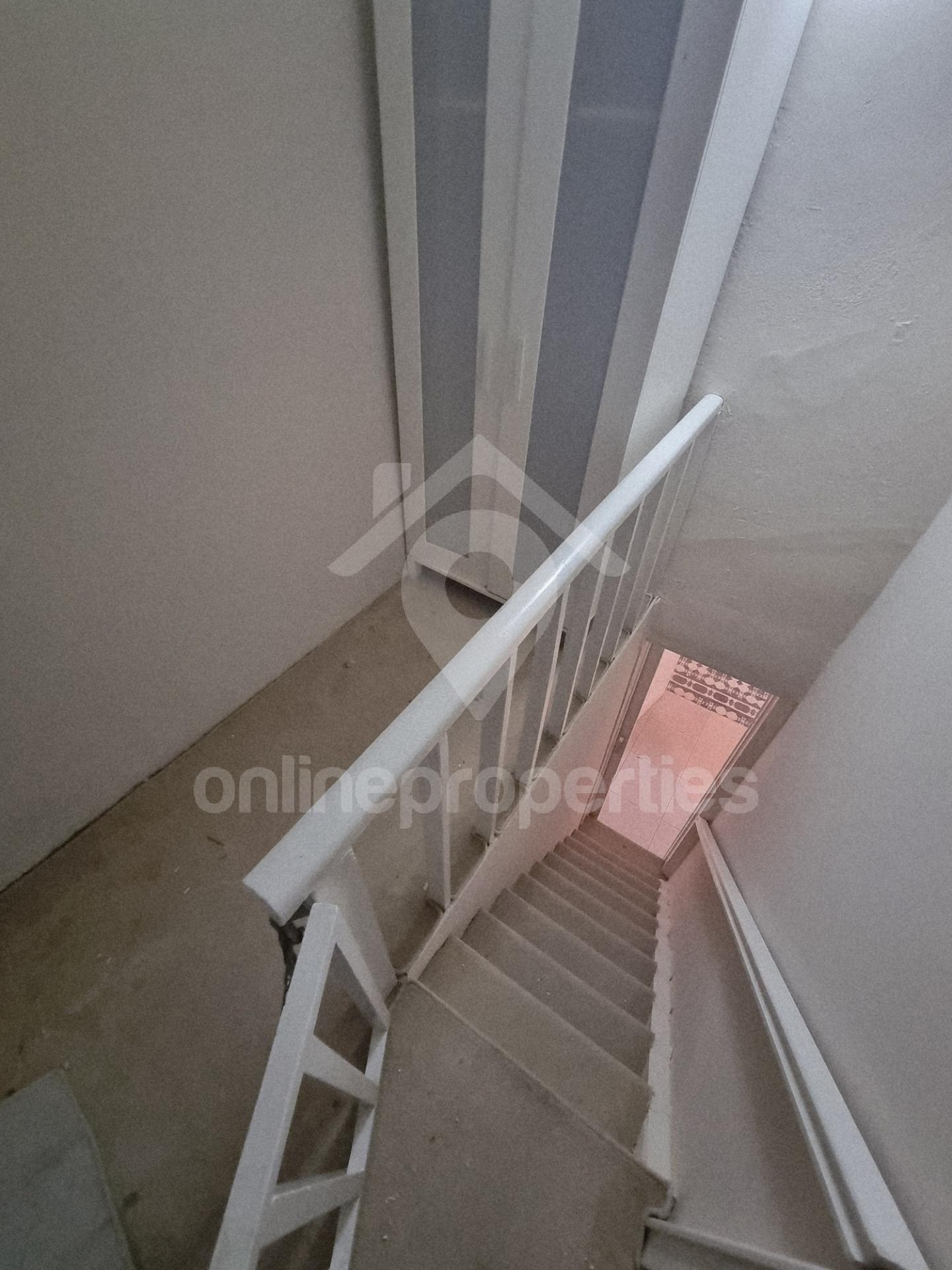 To change image, hover mouse over thumbnails below