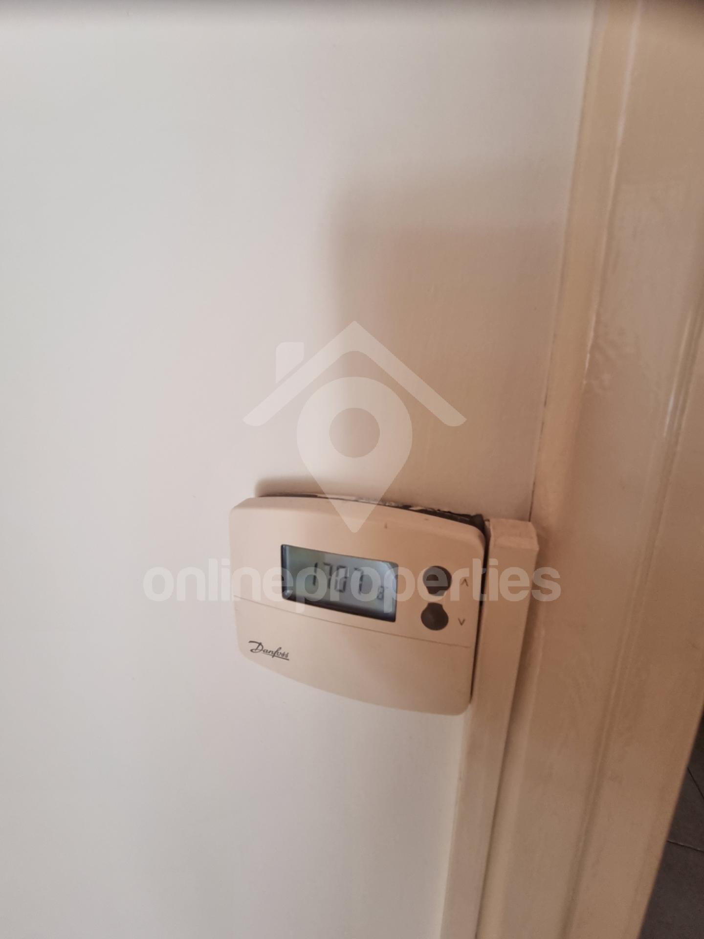 To change image, hover mouse over thumbnails below