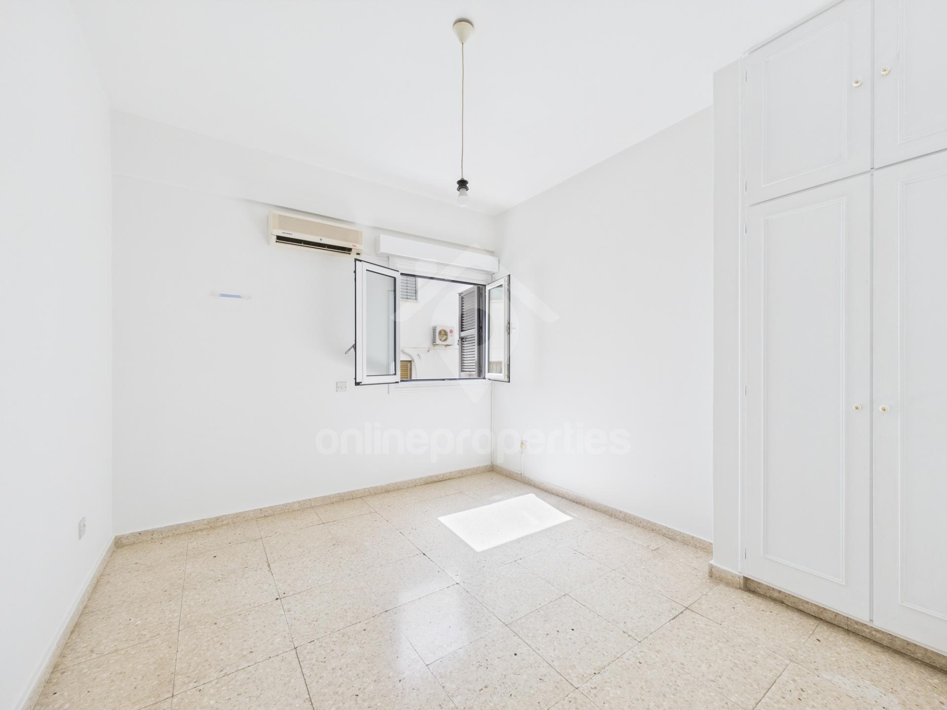 To change image, hover mouse over thumbnails below