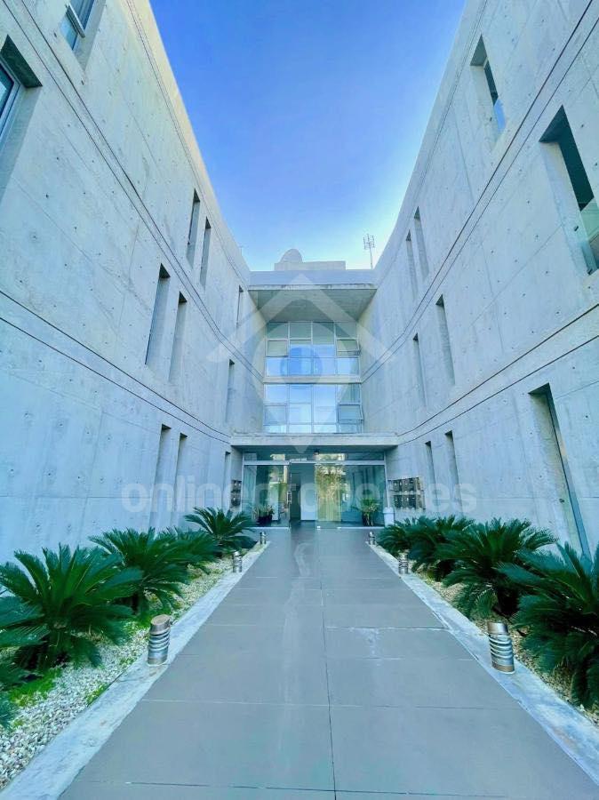 To change image, hover mouse over thumbnails below