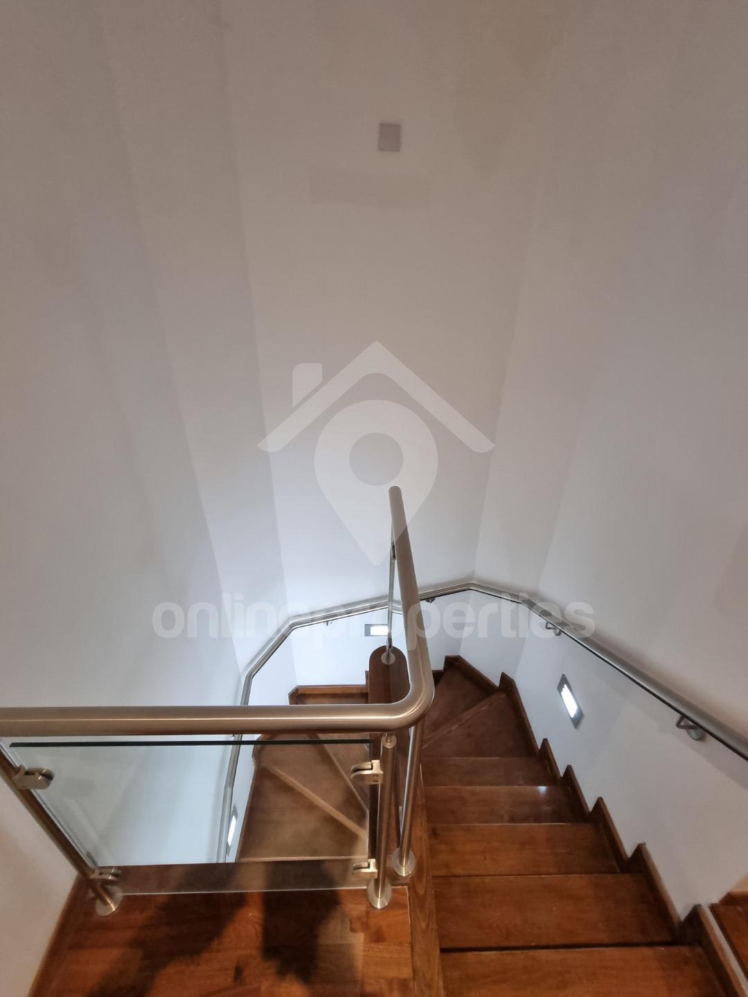 To change image, hover mouse over thumbnails below