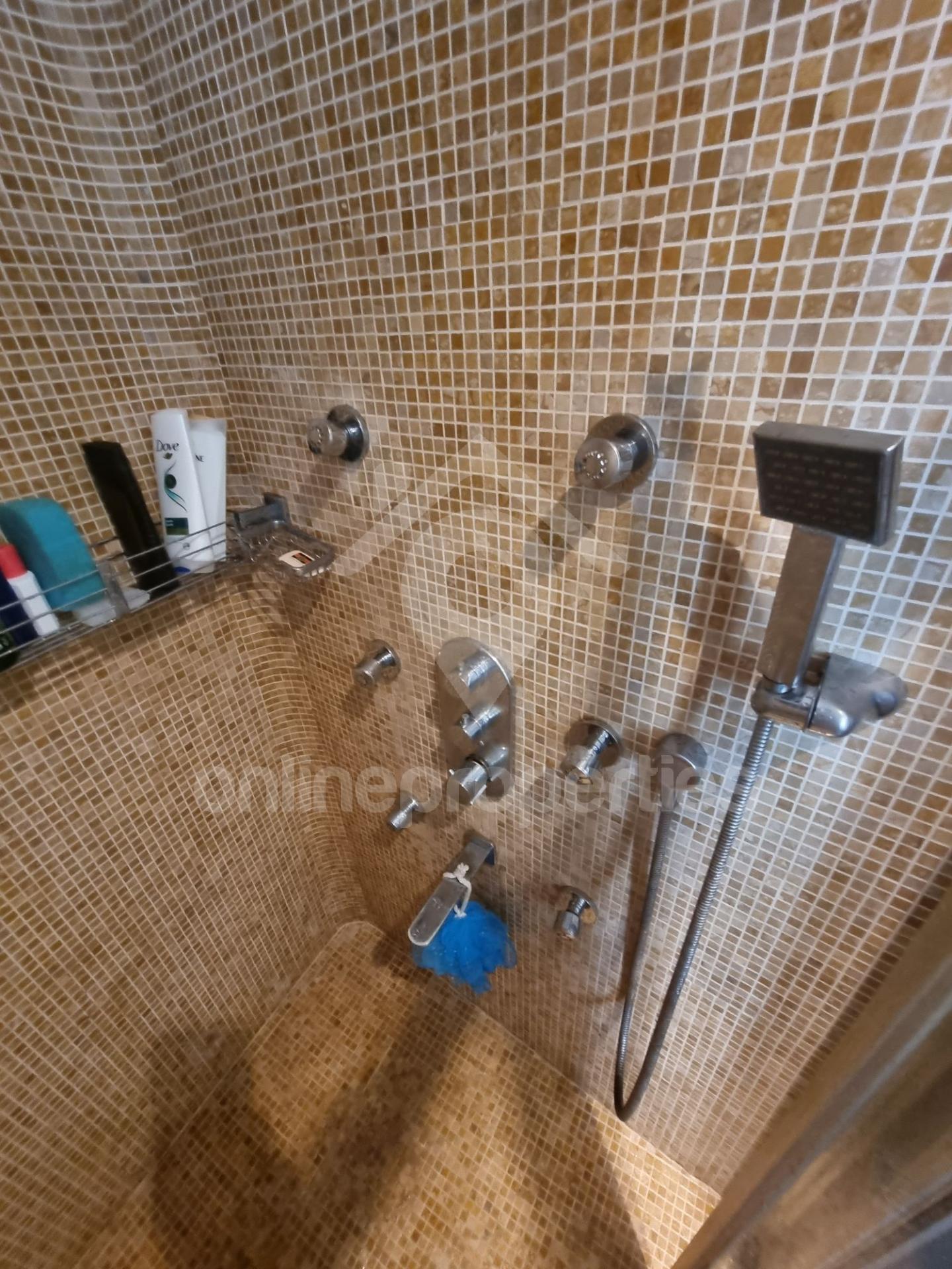 To change image, hover mouse over thumbnails below