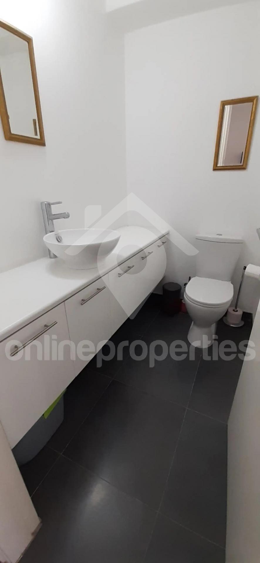 To change image, hover mouse over thumbnails below