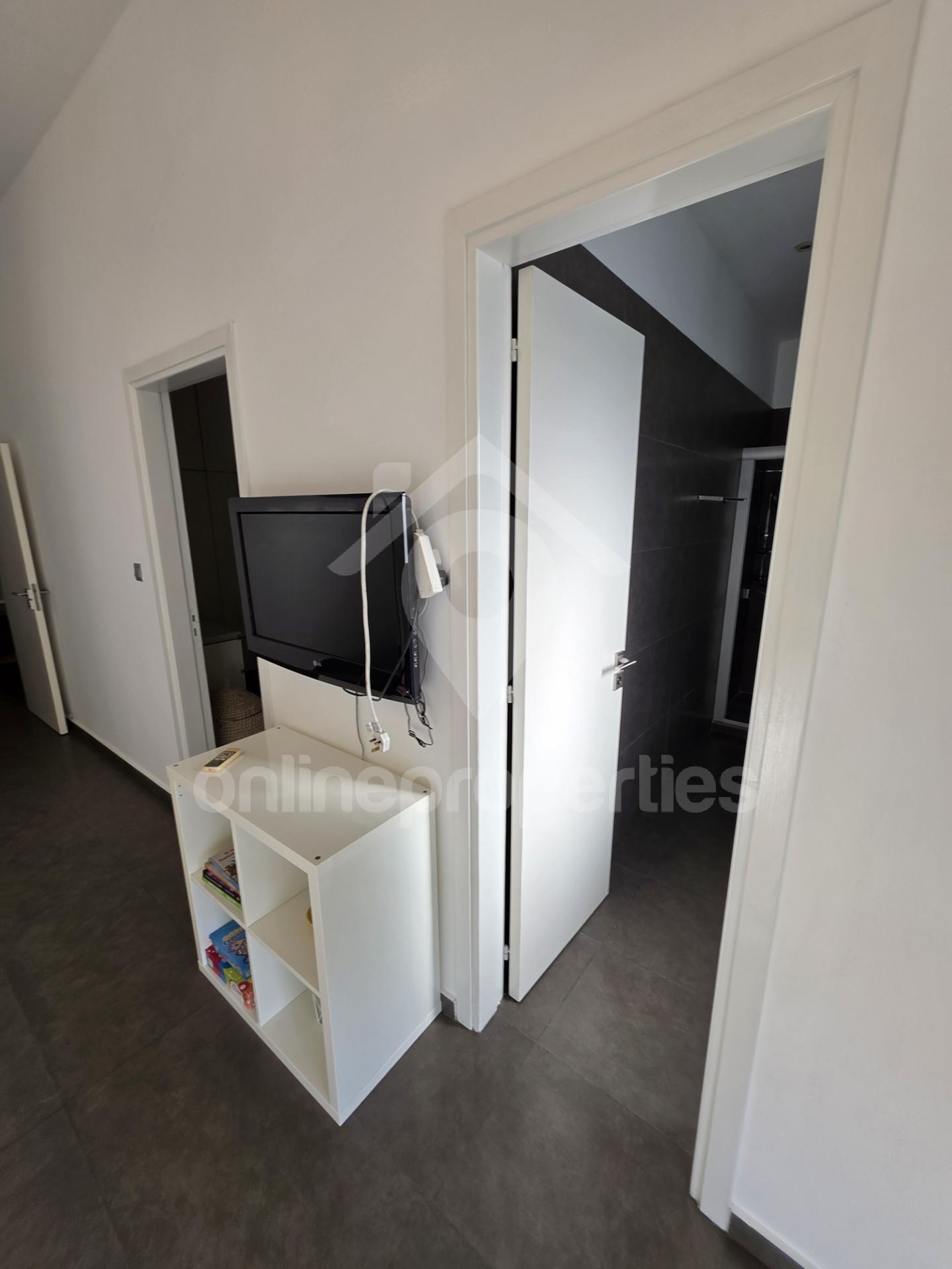 To change image, hover mouse over thumbnails below