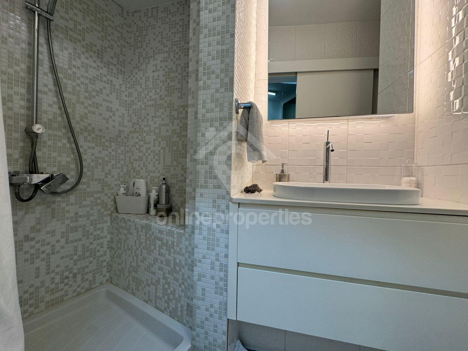 To change image, hover mouse over thumbnails below