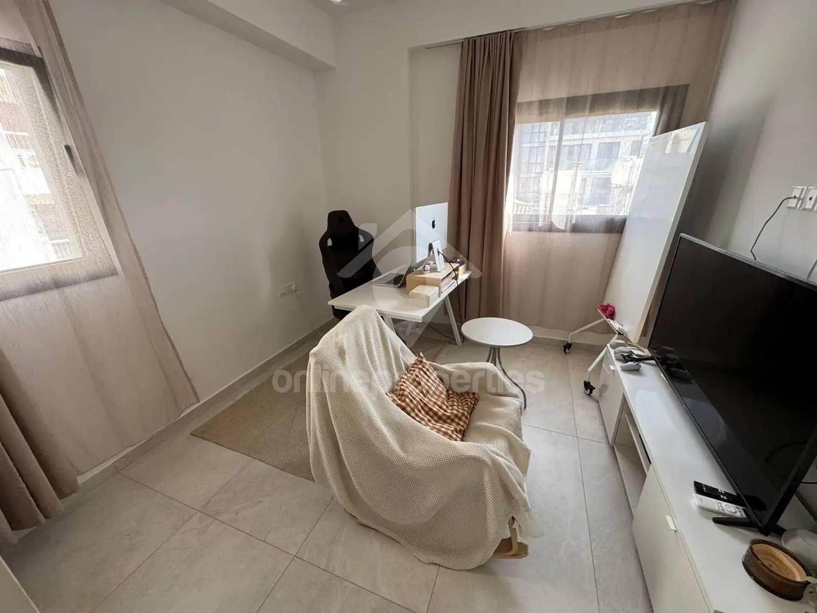 To change image, hover mouse over thumbnails below