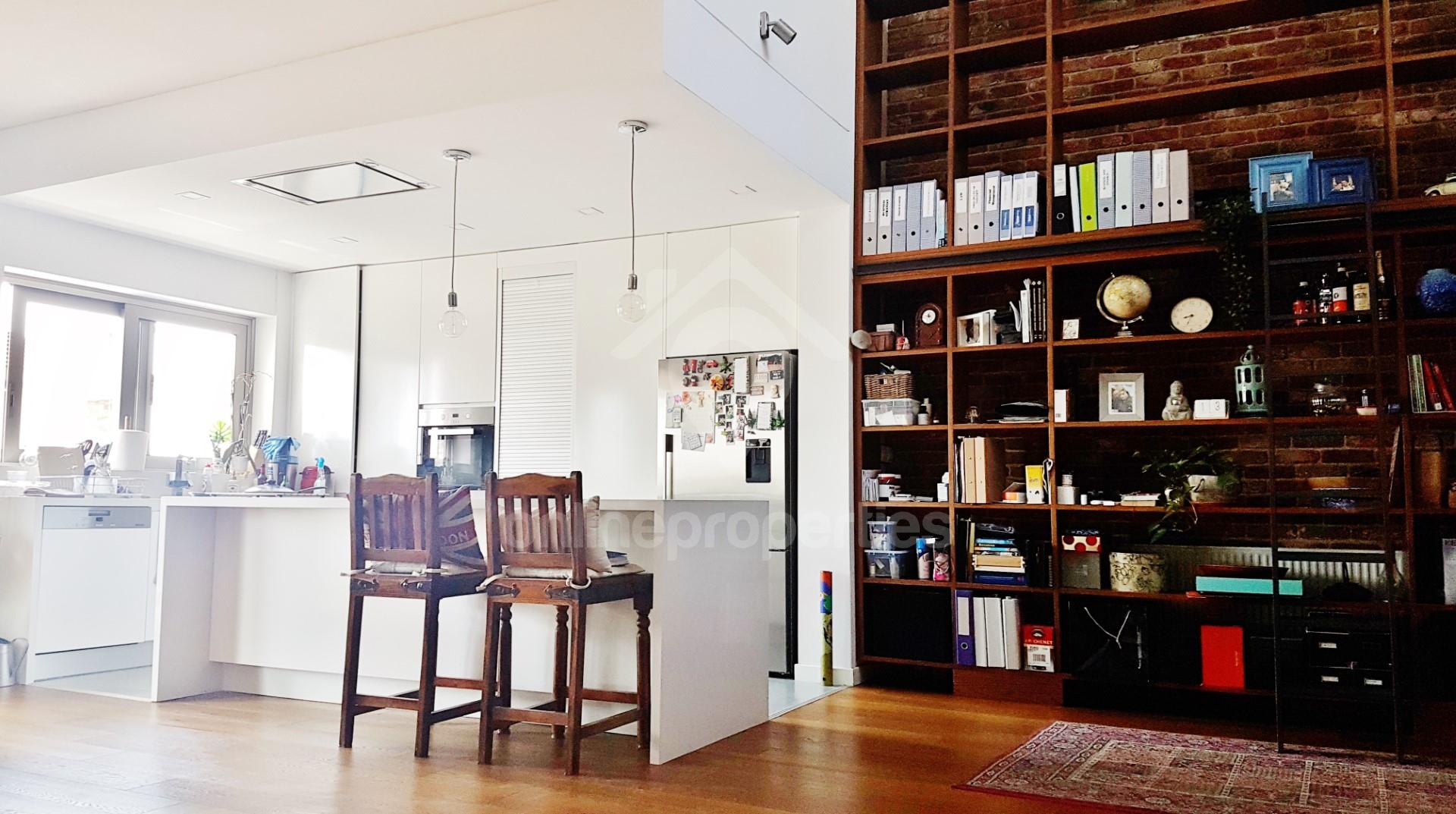 To change image, hover mouse over thumbnails below