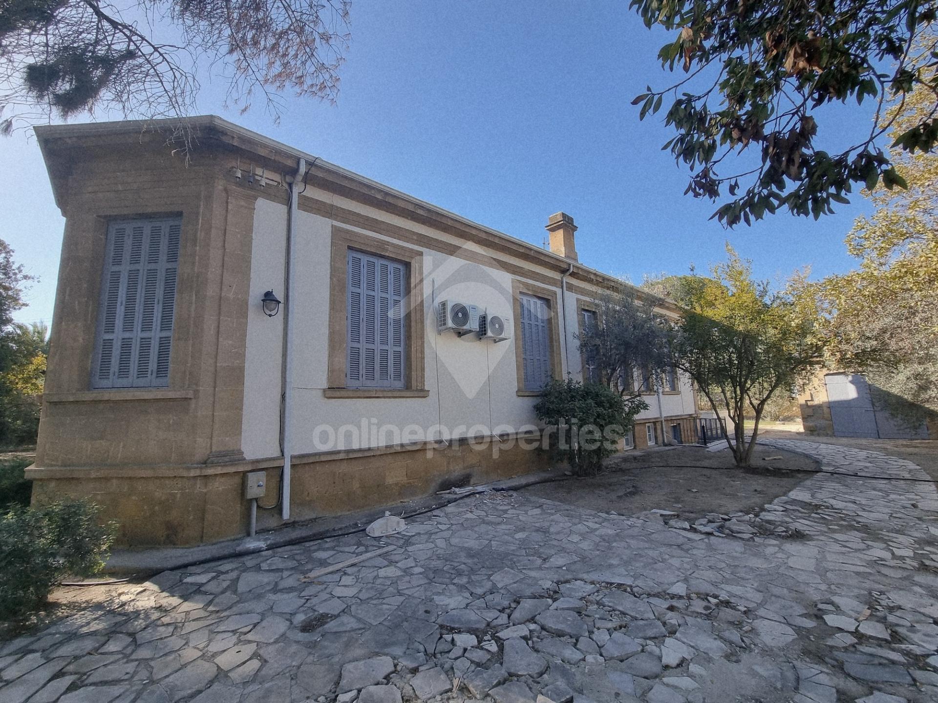 To change image, hover mouse over thumbnails below