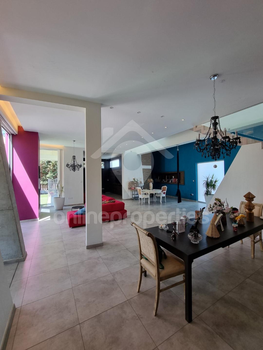 To change image, hover mouse over thumbnails below