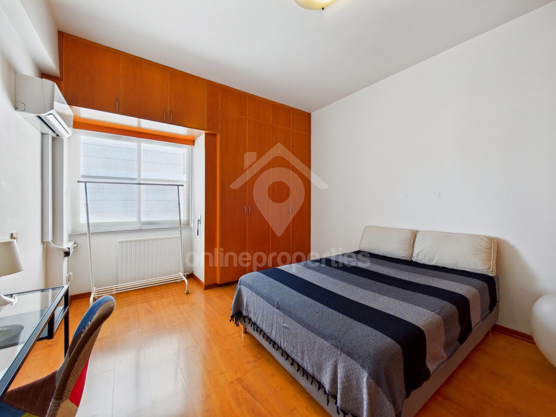 To change image, hover mouse over thumbnails below