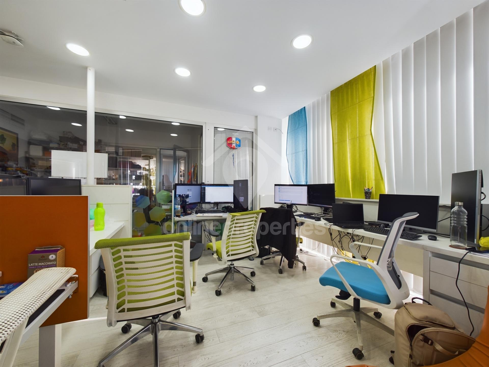 To change image, hover mouse over thumbnails below