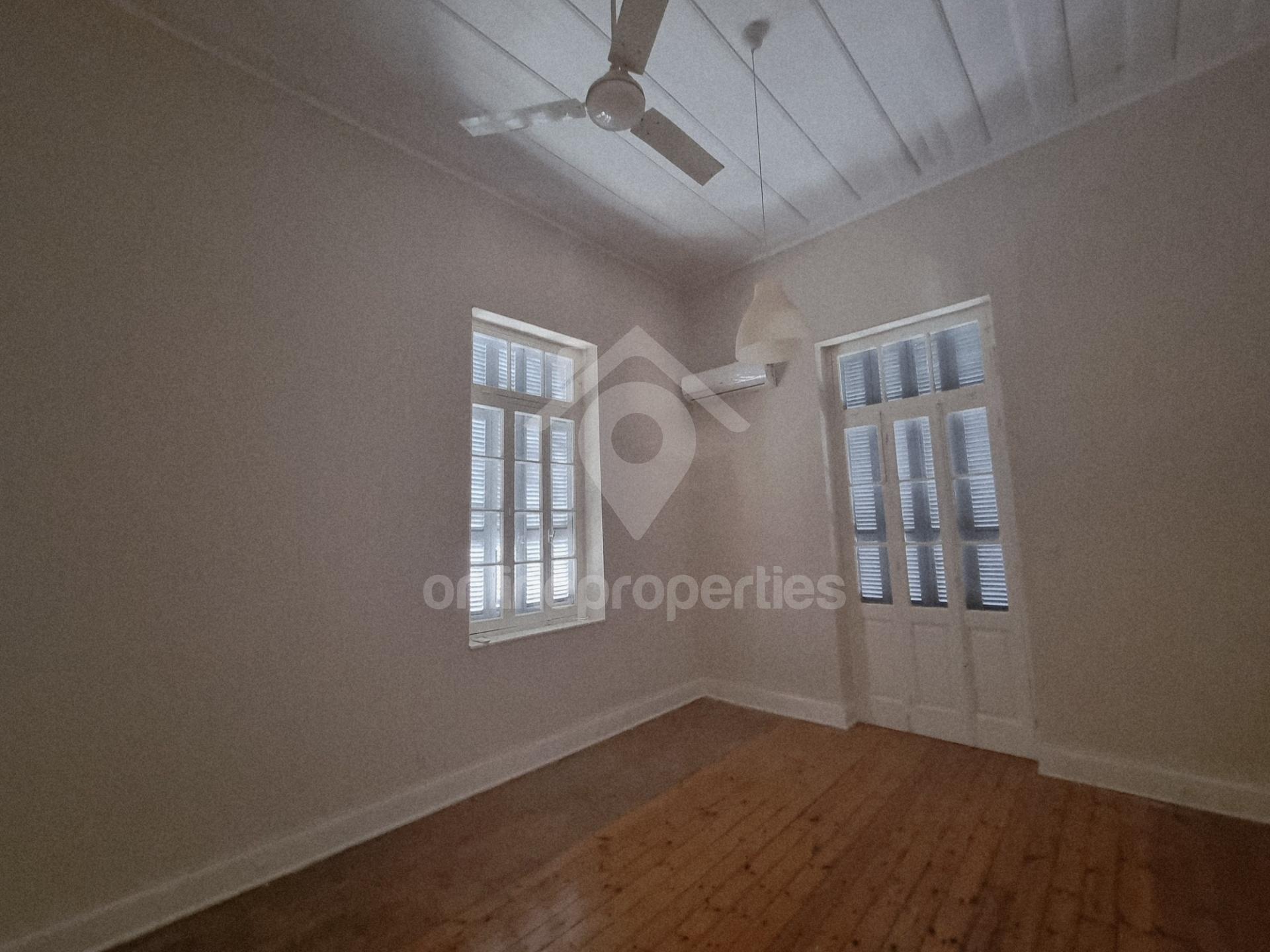 To change image, hover mouse over thumbnails below