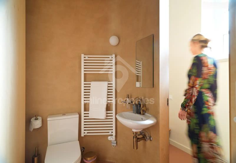 To change image, hover mouse over thumbnails below