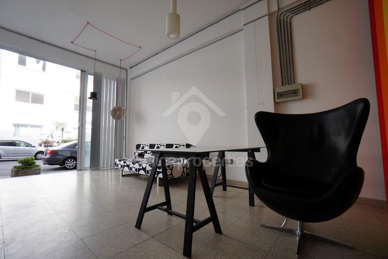 To change image, hover mouse over thumbnails below