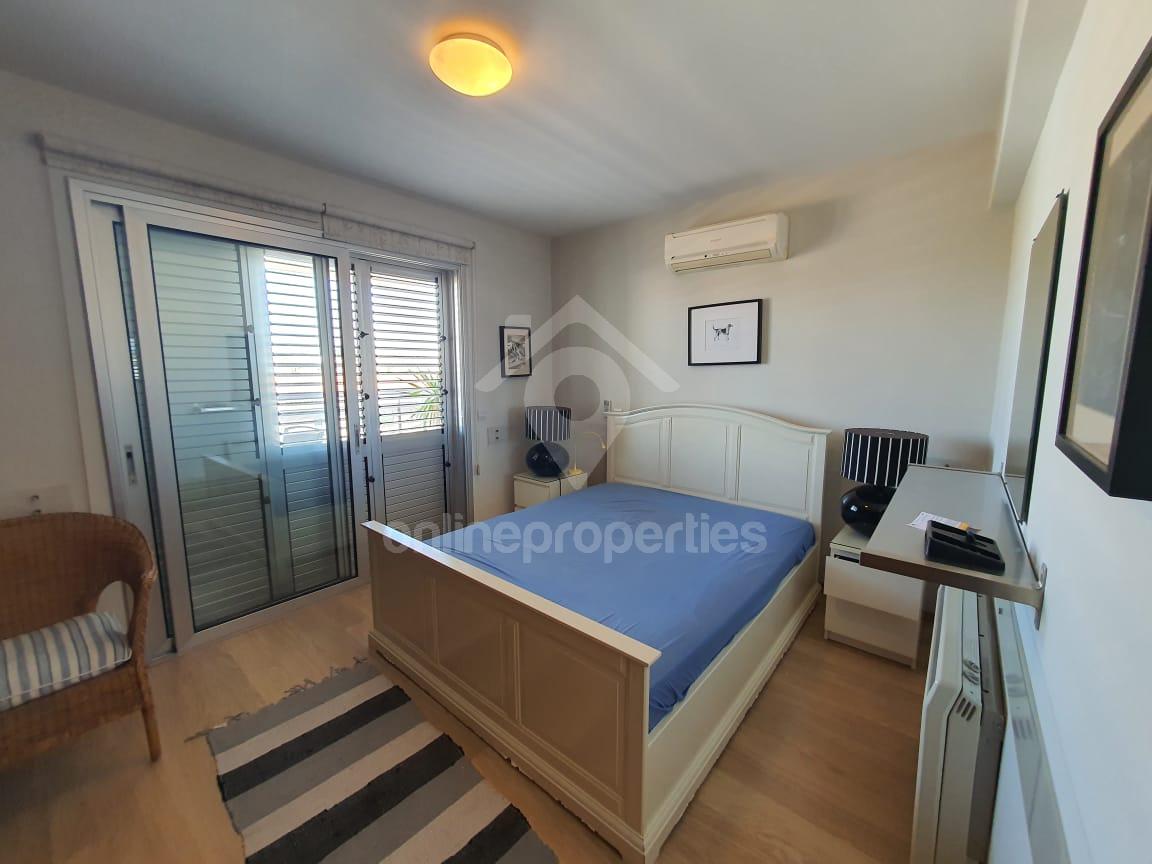 To change image, hover mouse over thumbnails below