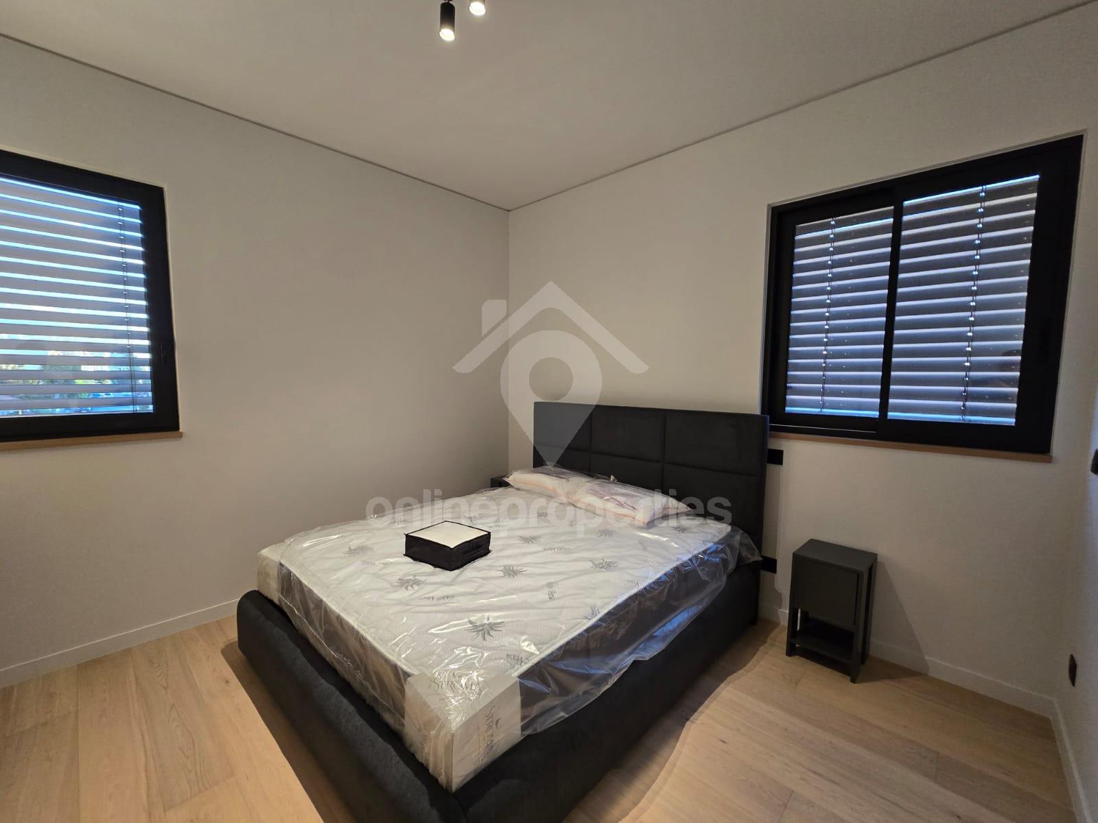 To change image, hover mouse over thumbnails below