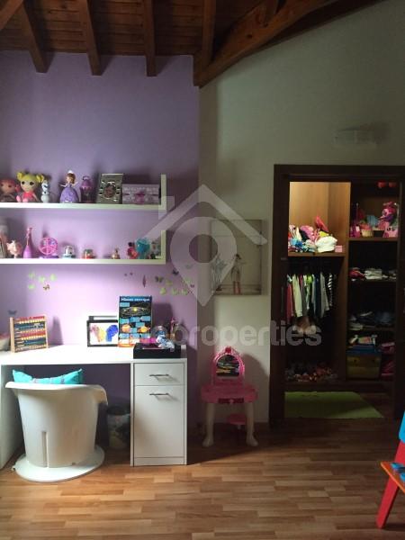 To change image, hover mouse over thumbnails below