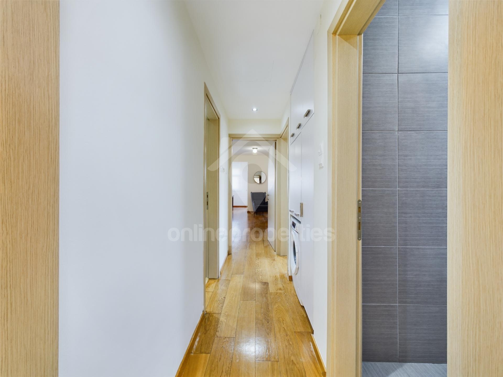 To change image, hover mouse over thumbnails below