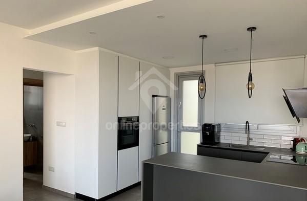 To change image, hover mouse over thumbnails below