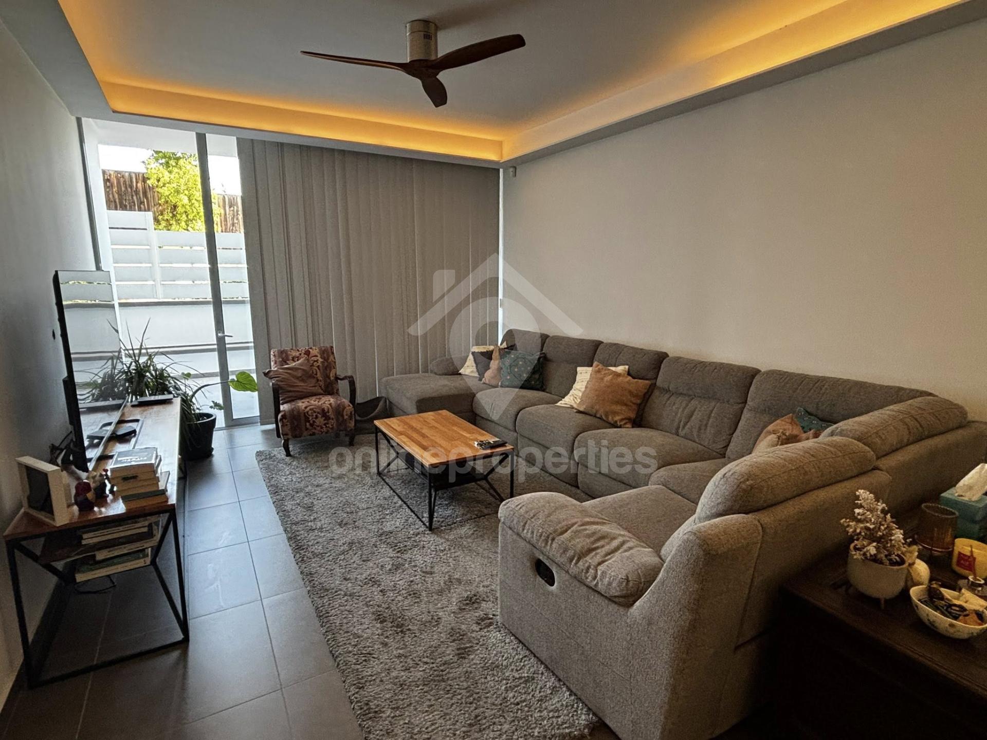 To change image, hover mouse over thumbnails below