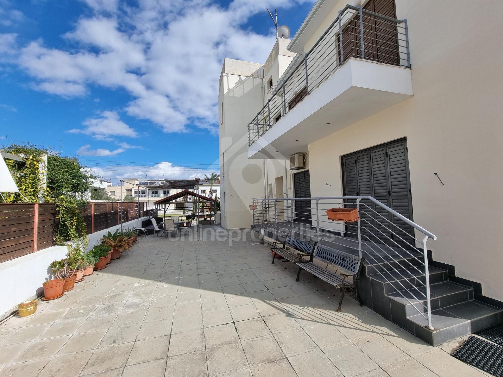 To change image, hover mouse over thumbnails below