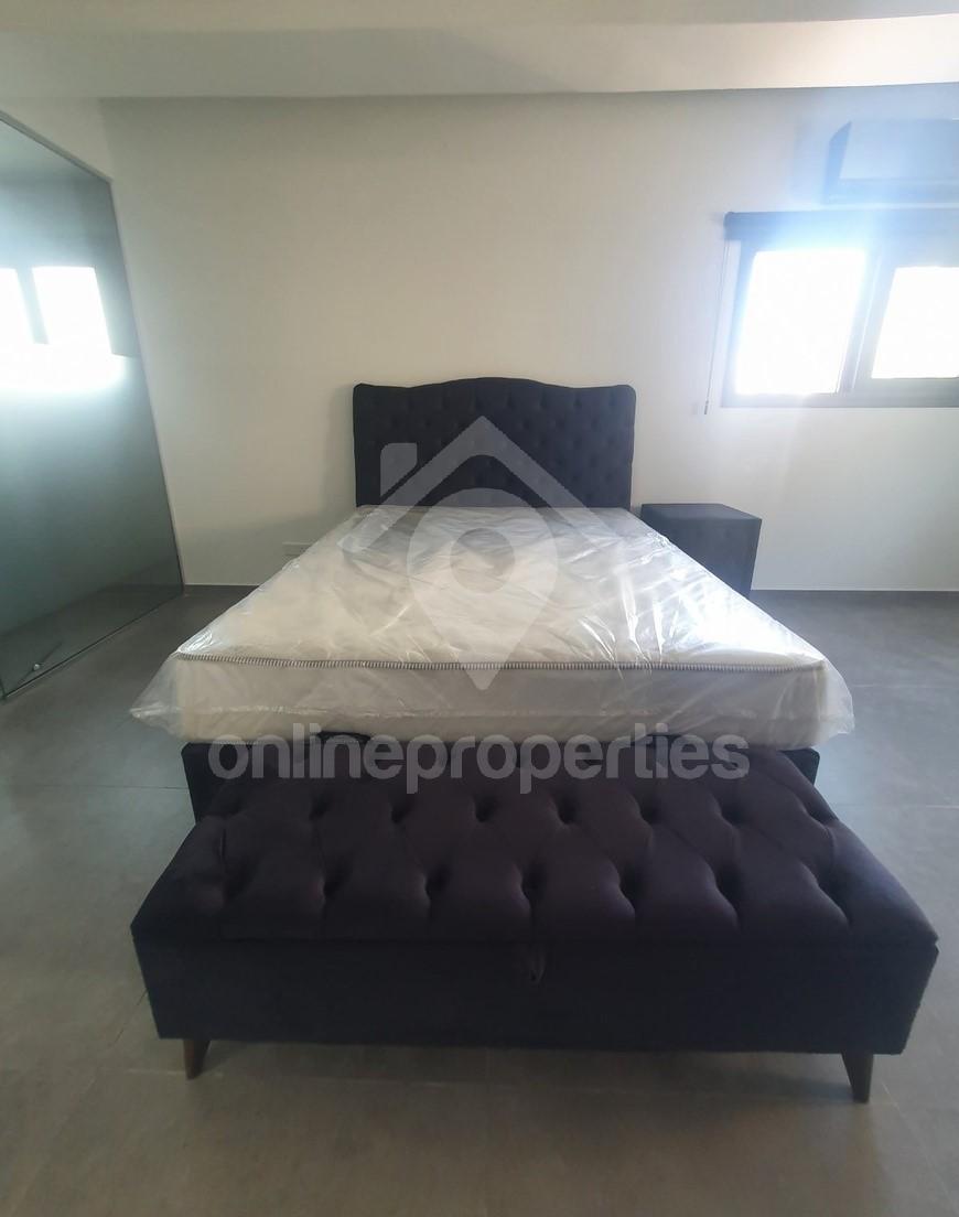 To change image, hover mouse over thumbnails below