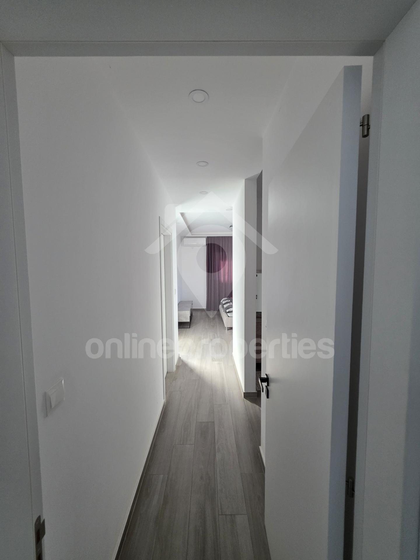 To change image, hover mouse over thumbnails below