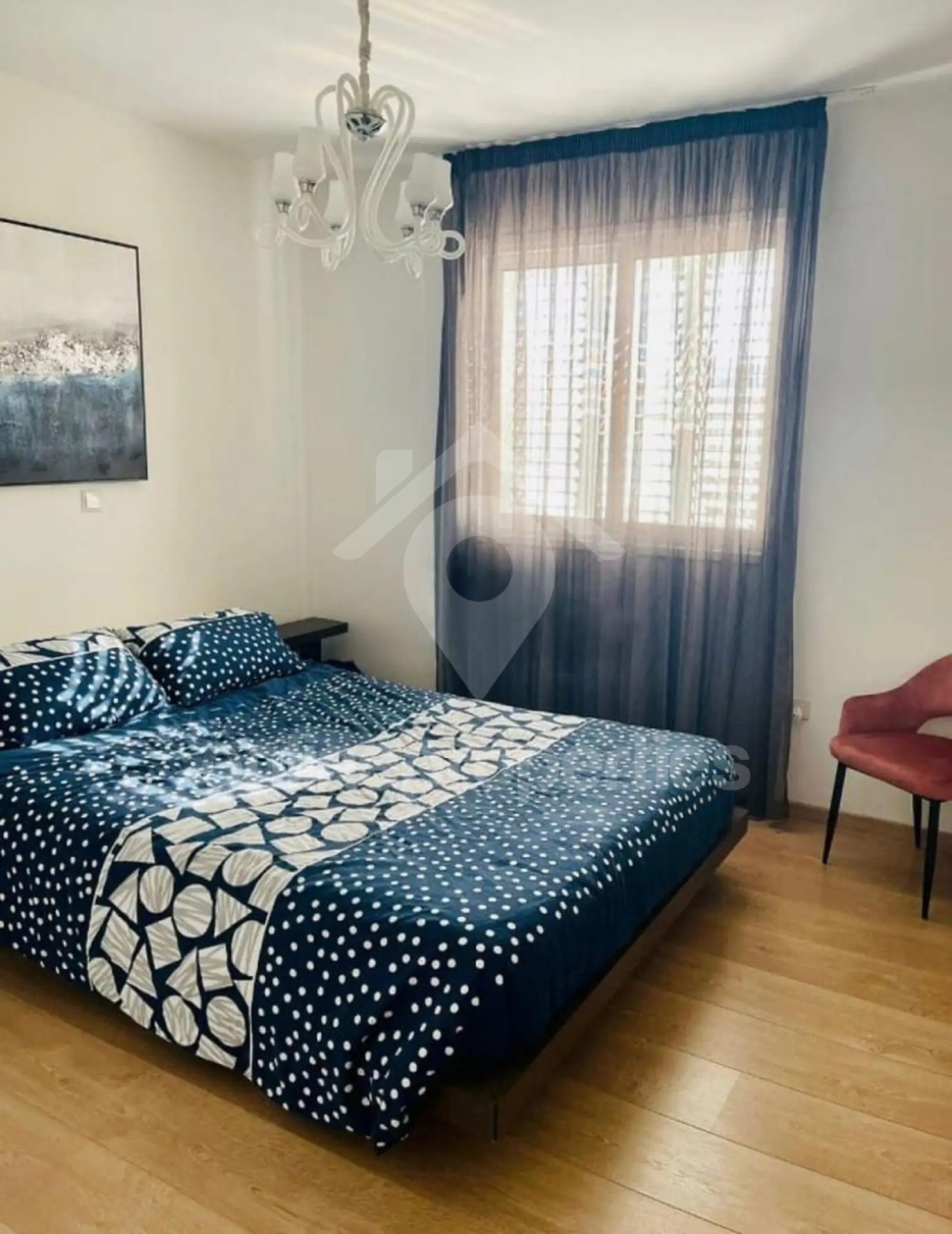 To change image, hover mouse over thumbnails below