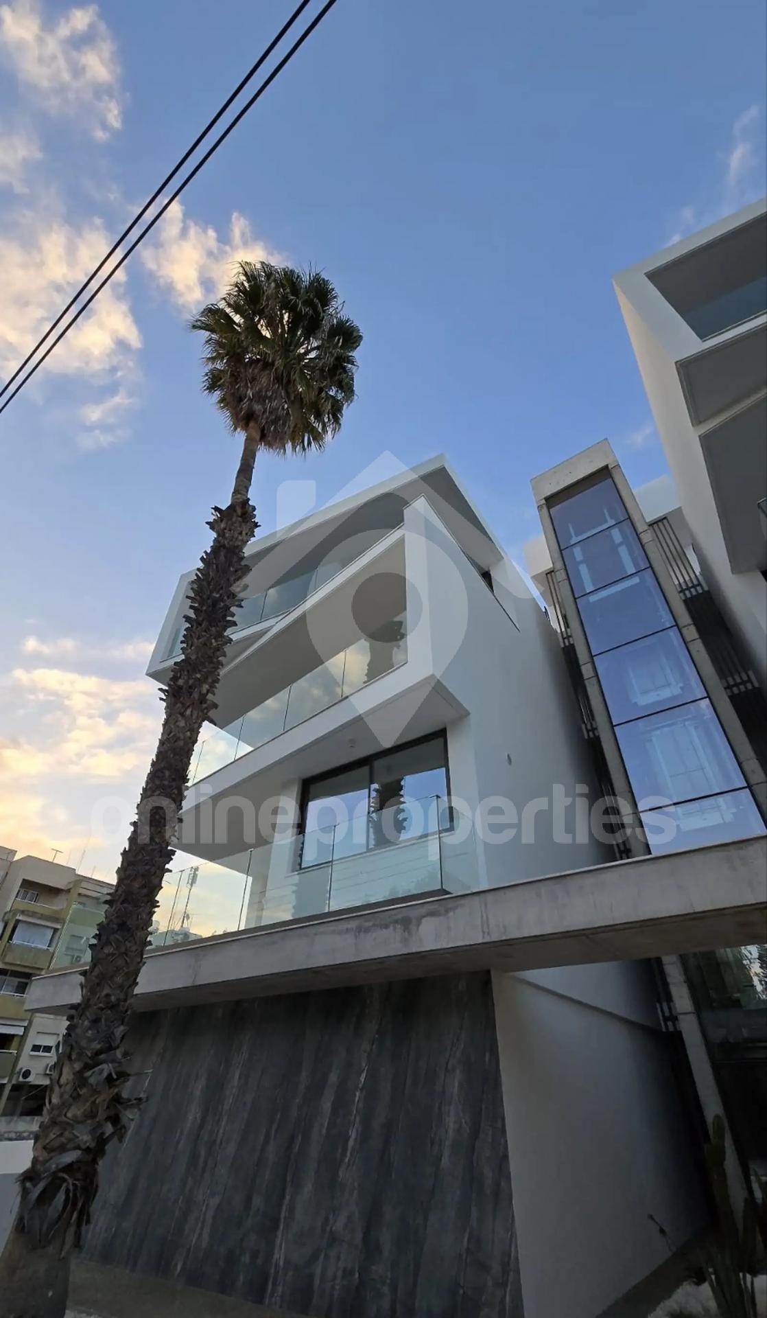 To change image, hover mouse over thumbnails below