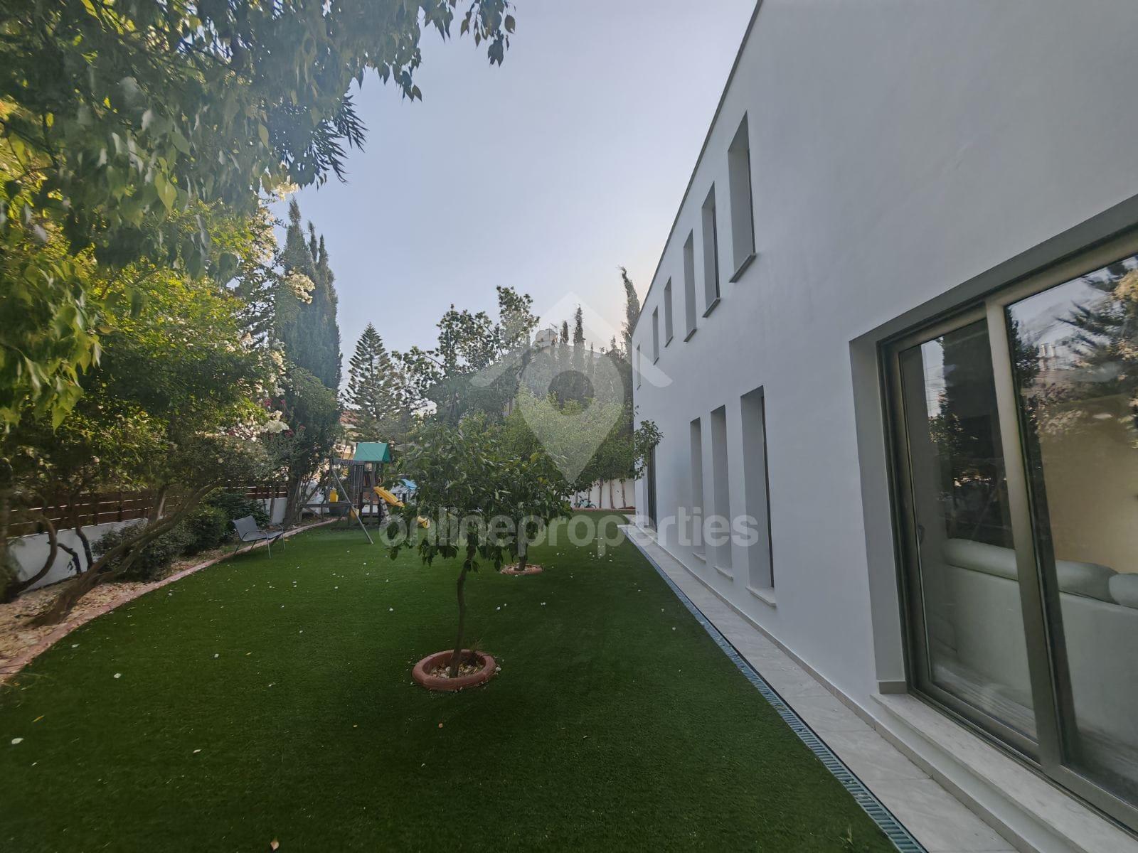 To change image, hover mouse over thumbnails below