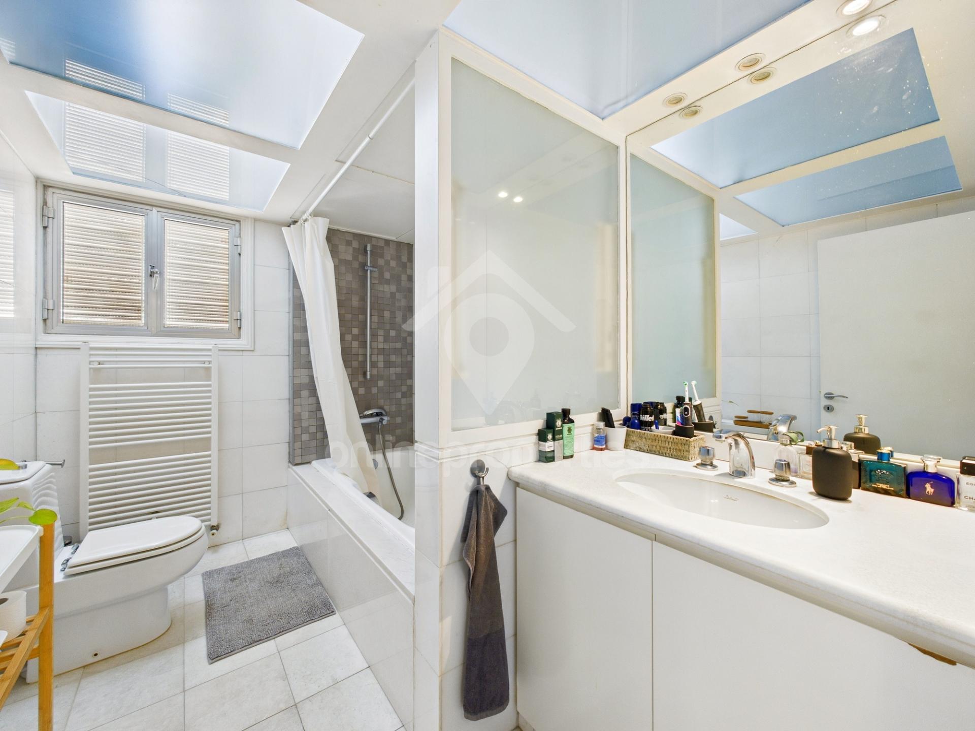 To change image, hover mouse over thumbnails below