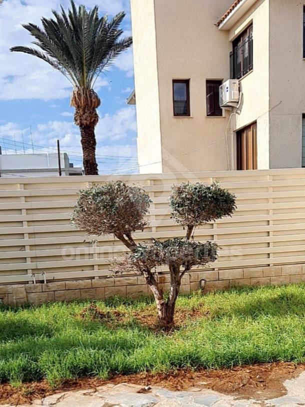 To change image, hover mouse over thumbnails below