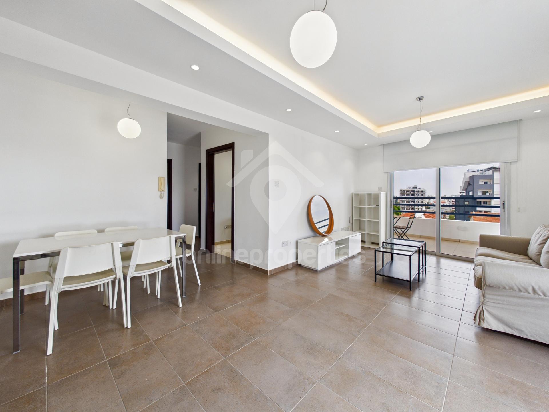 Lovely 2b/r top floor with amazing outdoor space