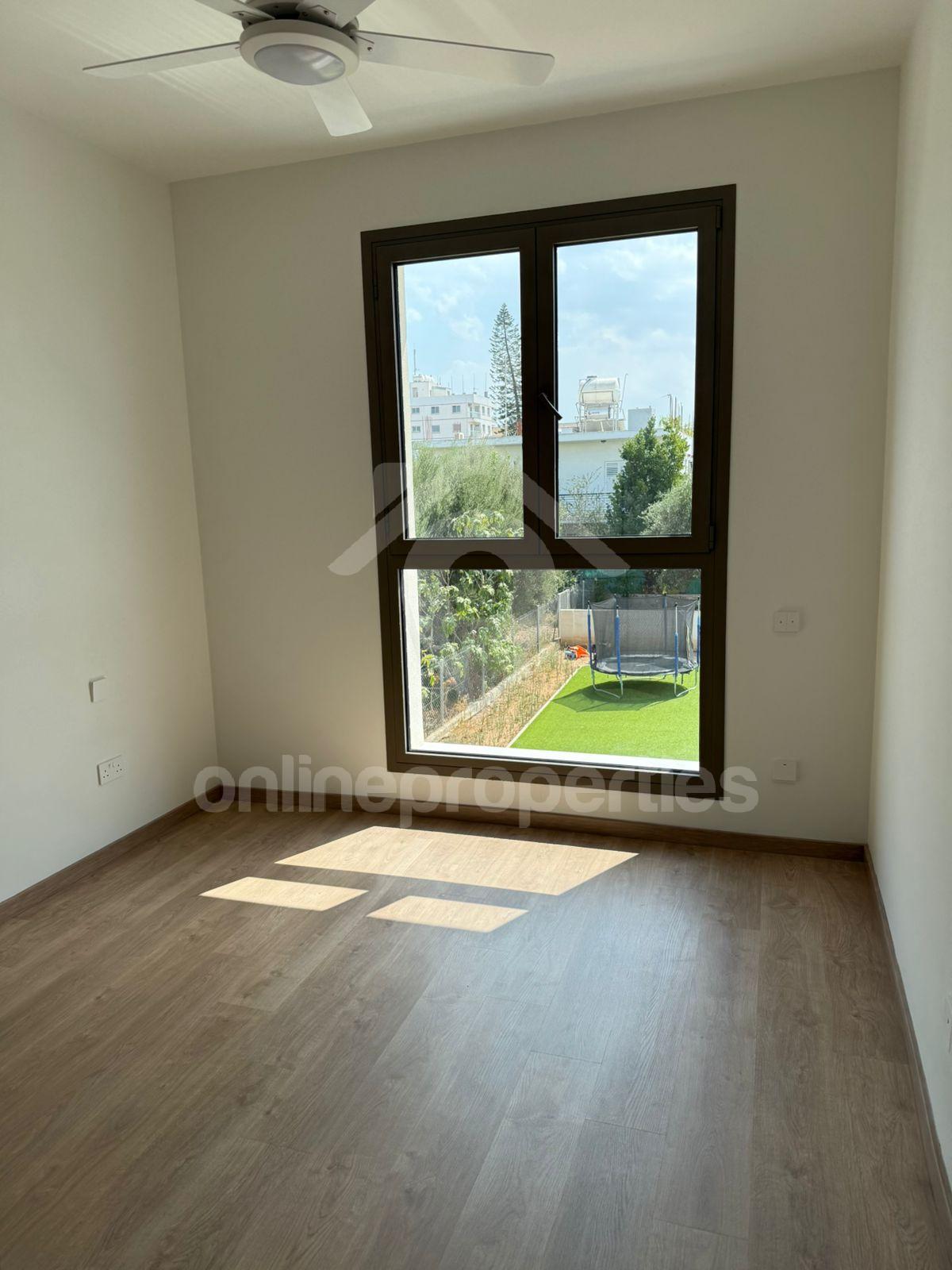 To change image, hover mouse over thumbnails below