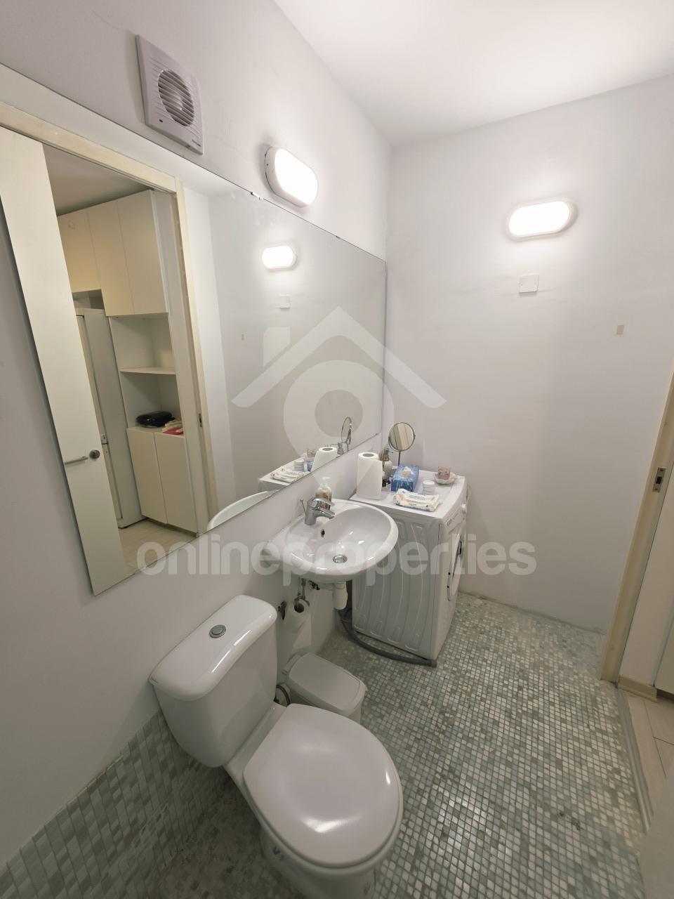 To change image, hover mouse over thumbnails below