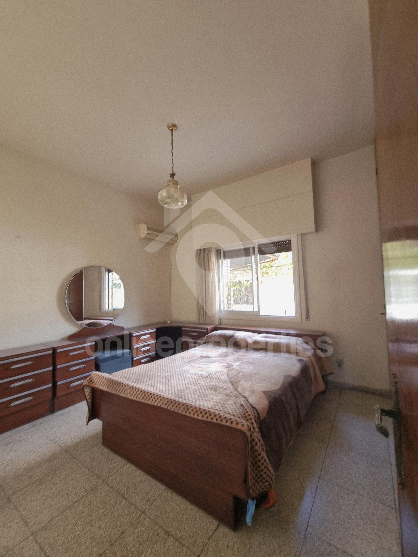 To change image, hover mouse over thumbnails below