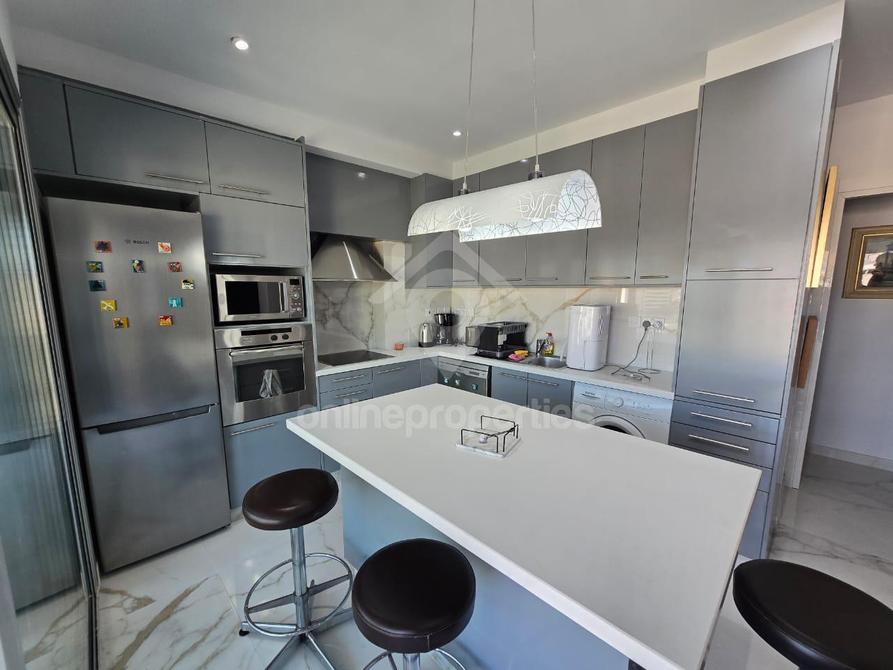 To change image, hover mouse over thumbnails below