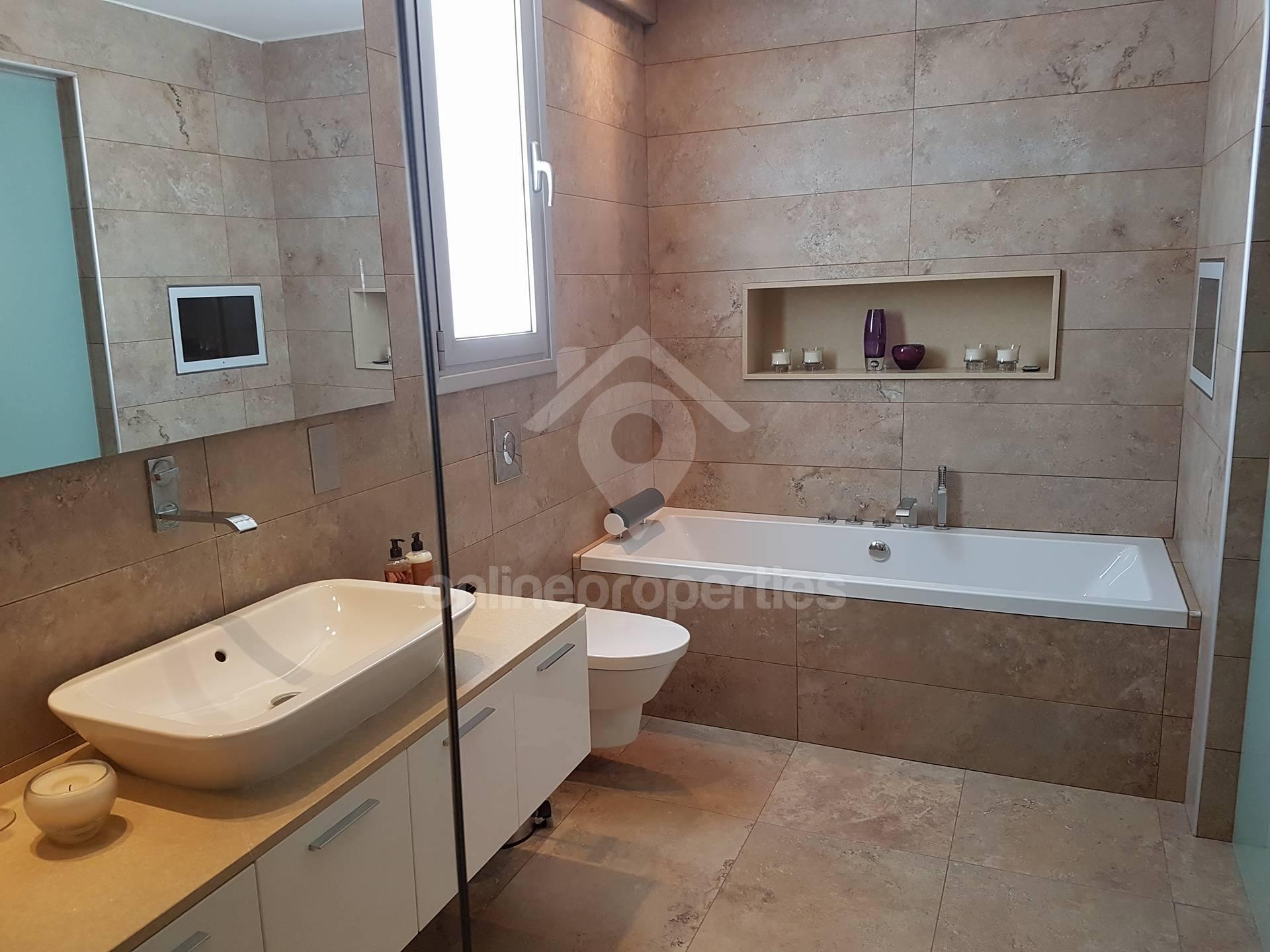 To change image, hover mouse over thumbnails below